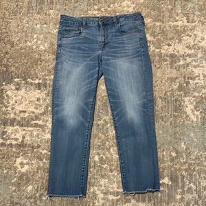 AMERICAN EAGLE STRAIGHT CROPPED JEAN